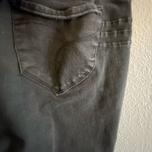 Distressed cropped jeans (Wanna Betta Butt)